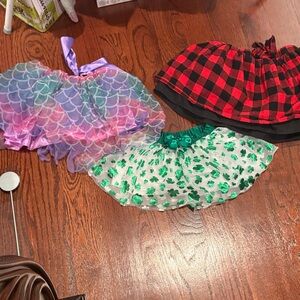 Size 2/3t seasonal skirts